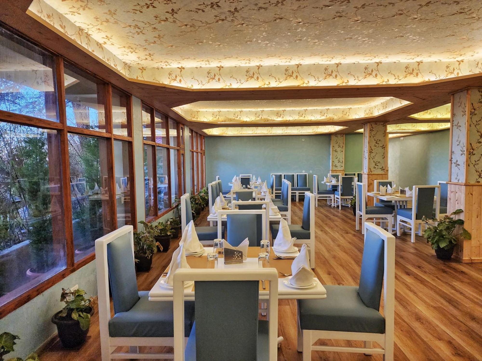 Hotel Pineview Shimla Exteriör bild