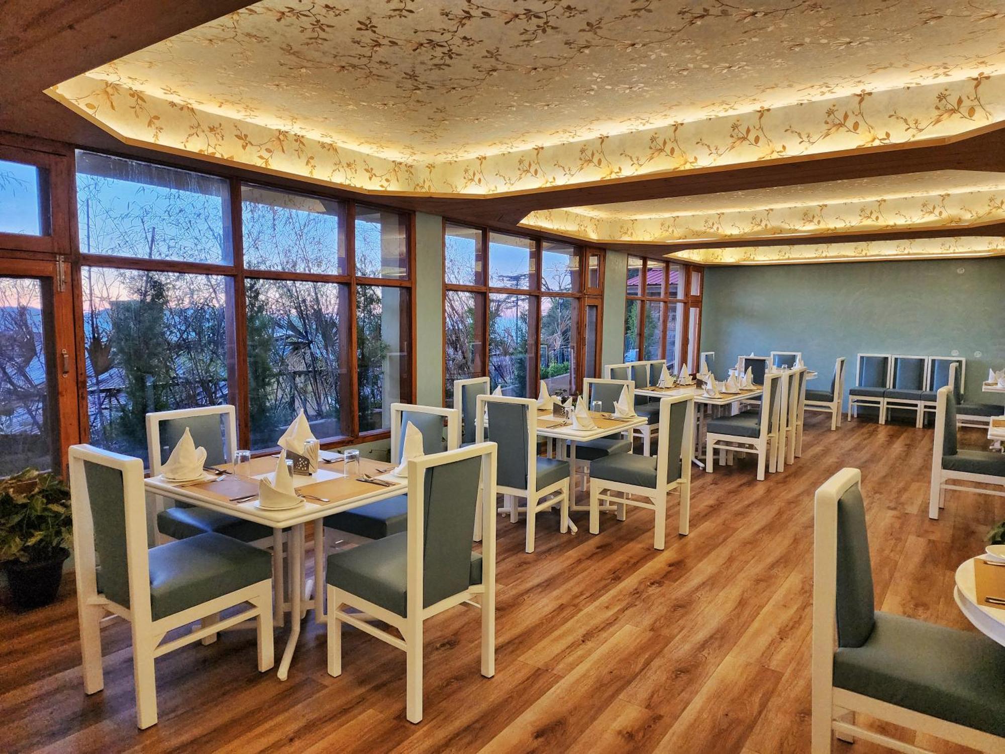 Hotel Pineview Shimla Exteriör bild