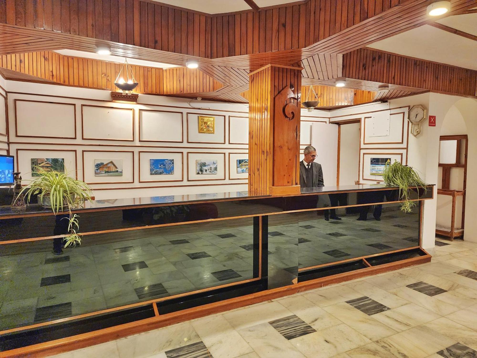 Hotel Pineview Shimla Exteriör bild