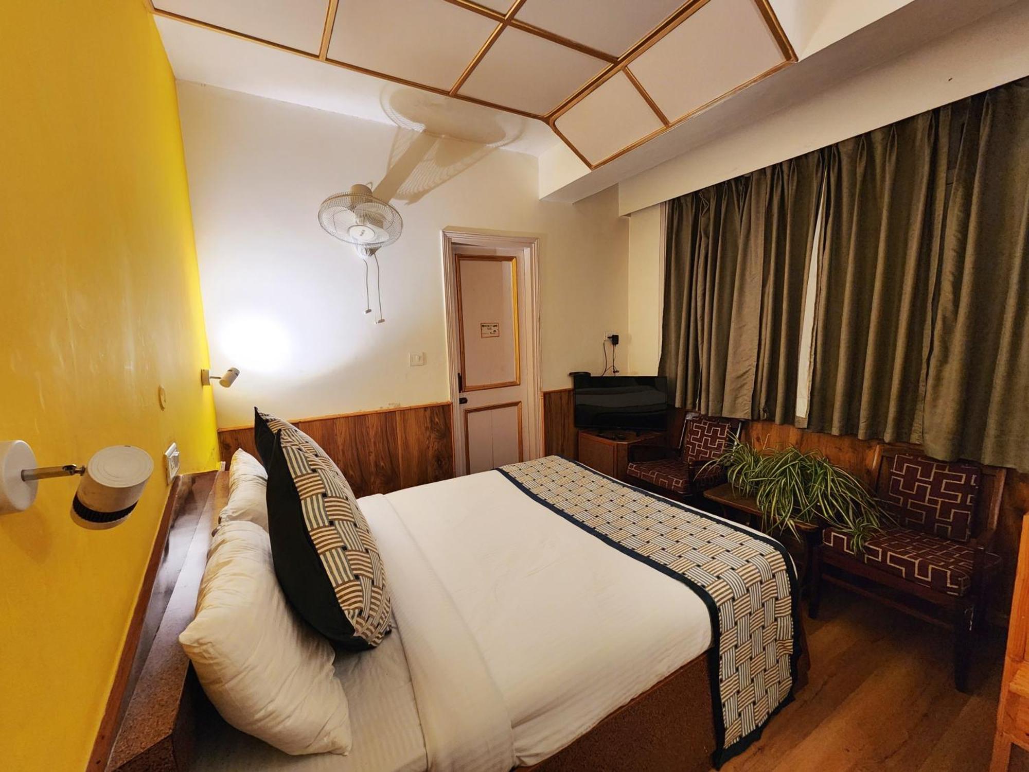 Hotel Pineview Shimla Exteriör bild