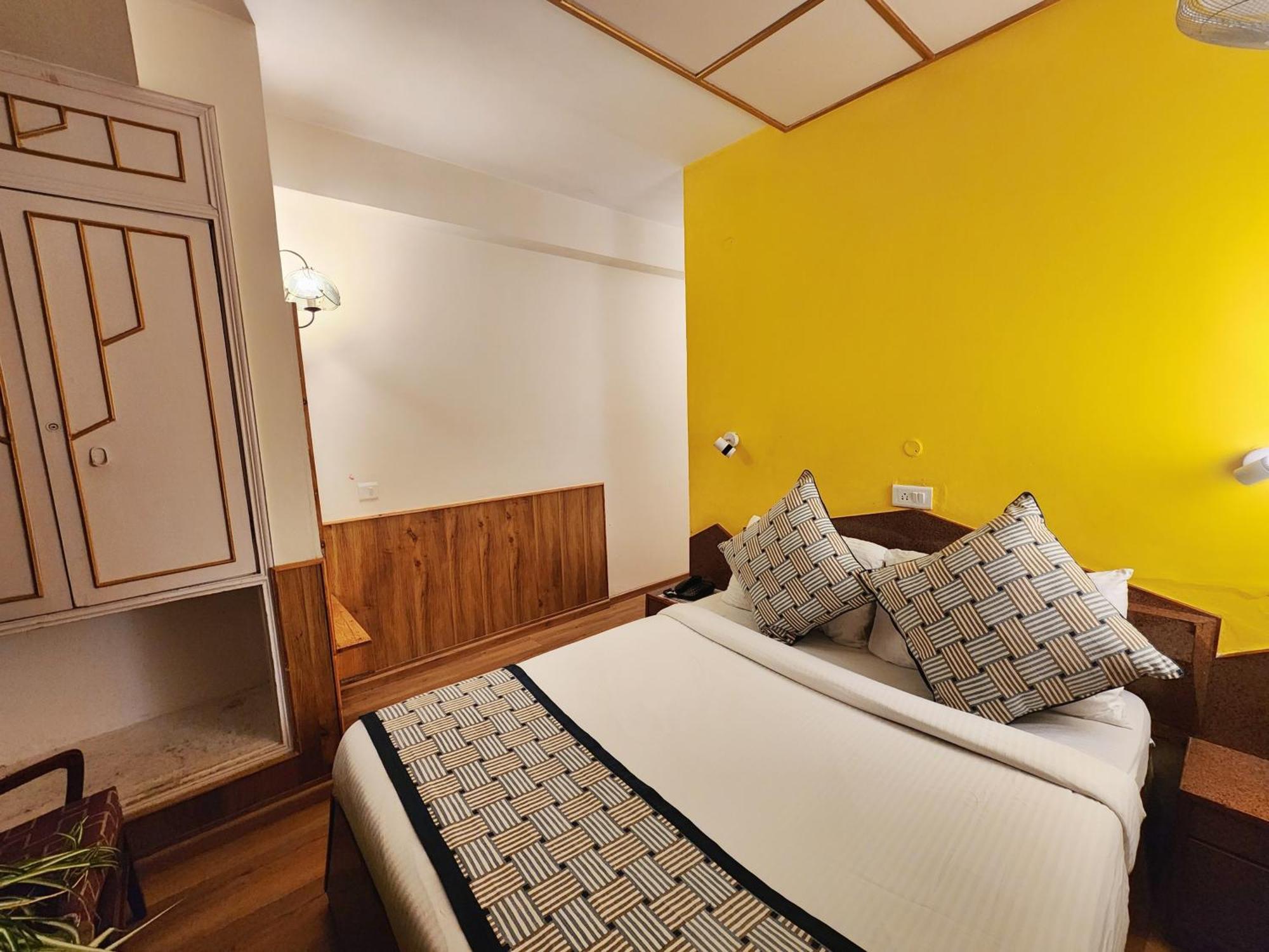 Hotel Pineview Shimla Exteriör bild
