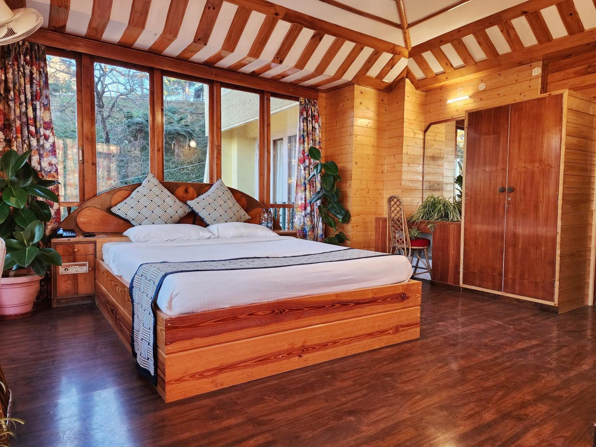 Hotel Pineview Shimla Exteriör bild