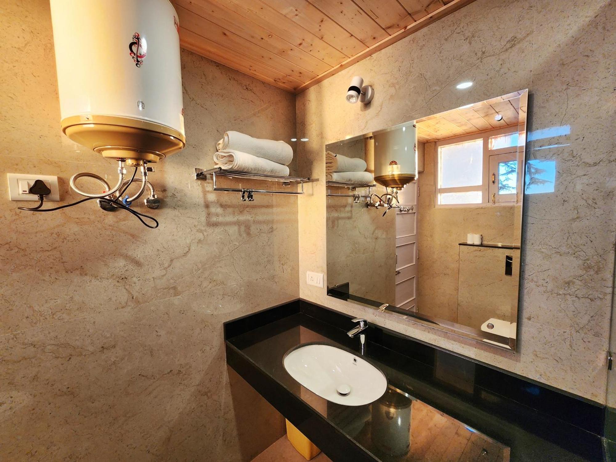Hotel Pineview Shimla Exteriör bild