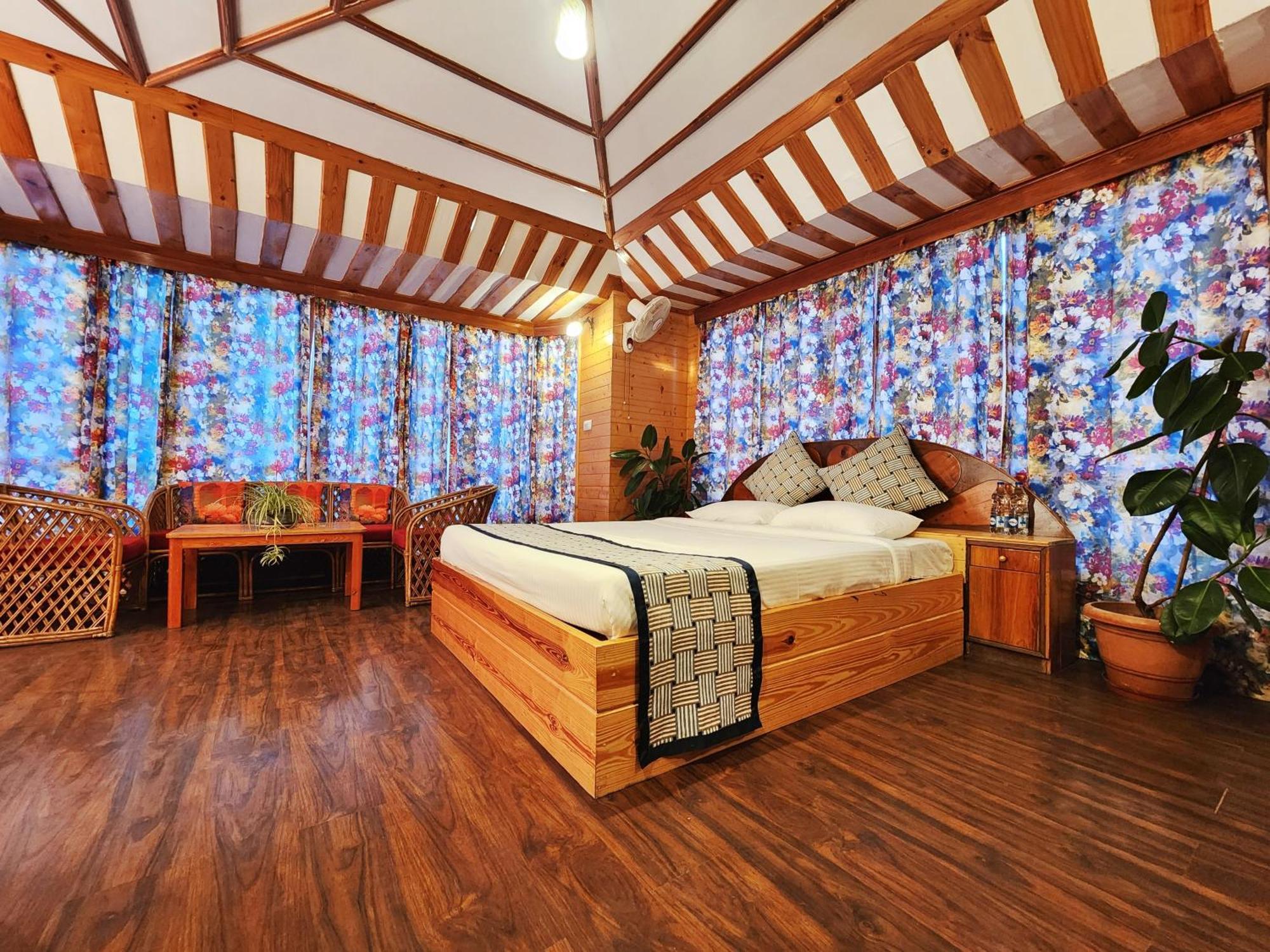 Hotel Pineview Shimla Exteriör bild