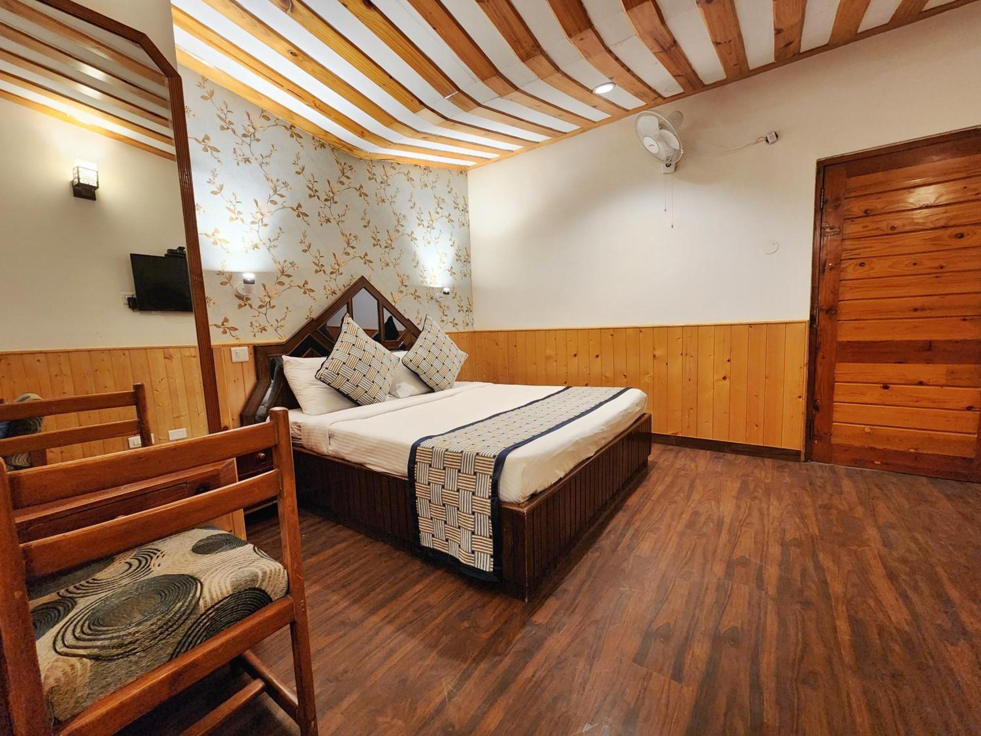 Hotel Pineview Shimla Exteriör bild
