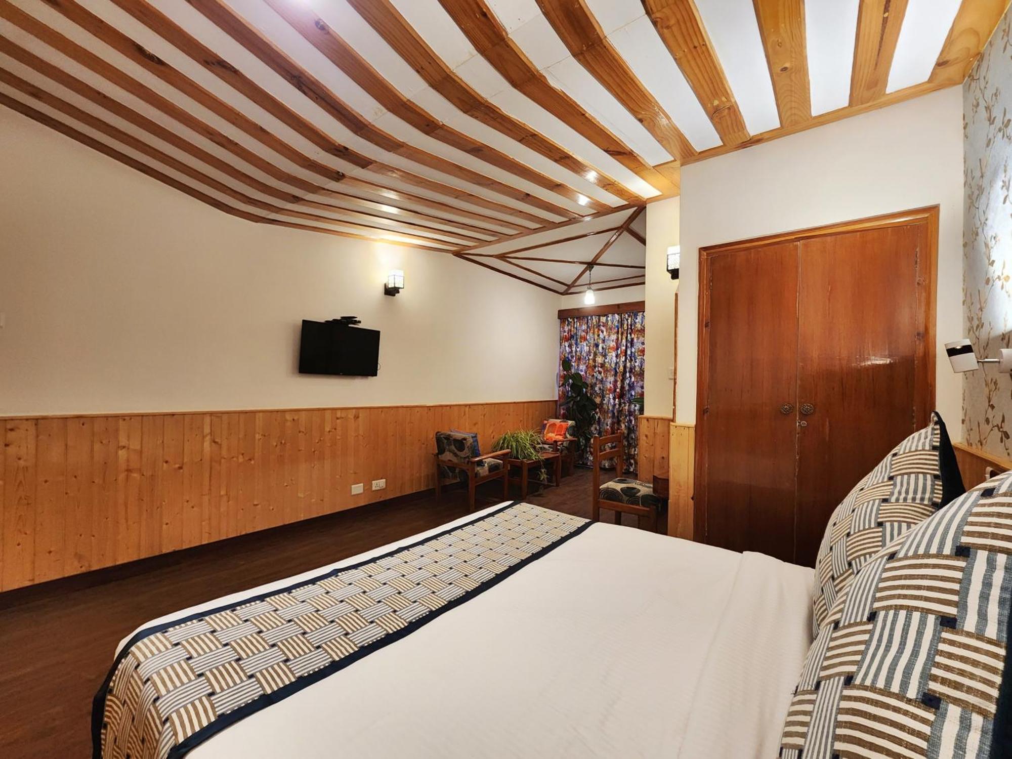 Hotel Pineview Shimla Exteriör bild