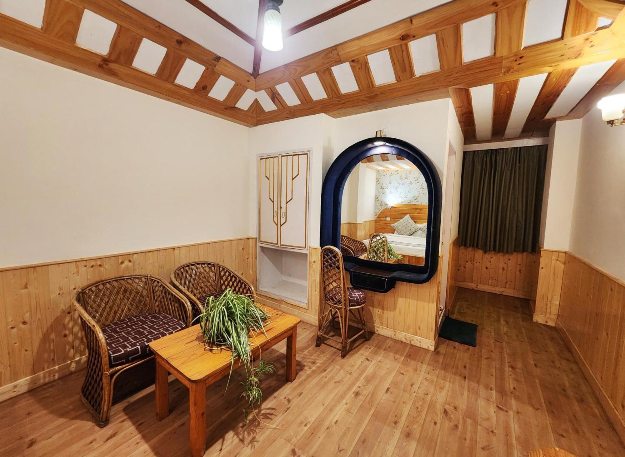 Hotel Pineview Shimla Exteriör bild