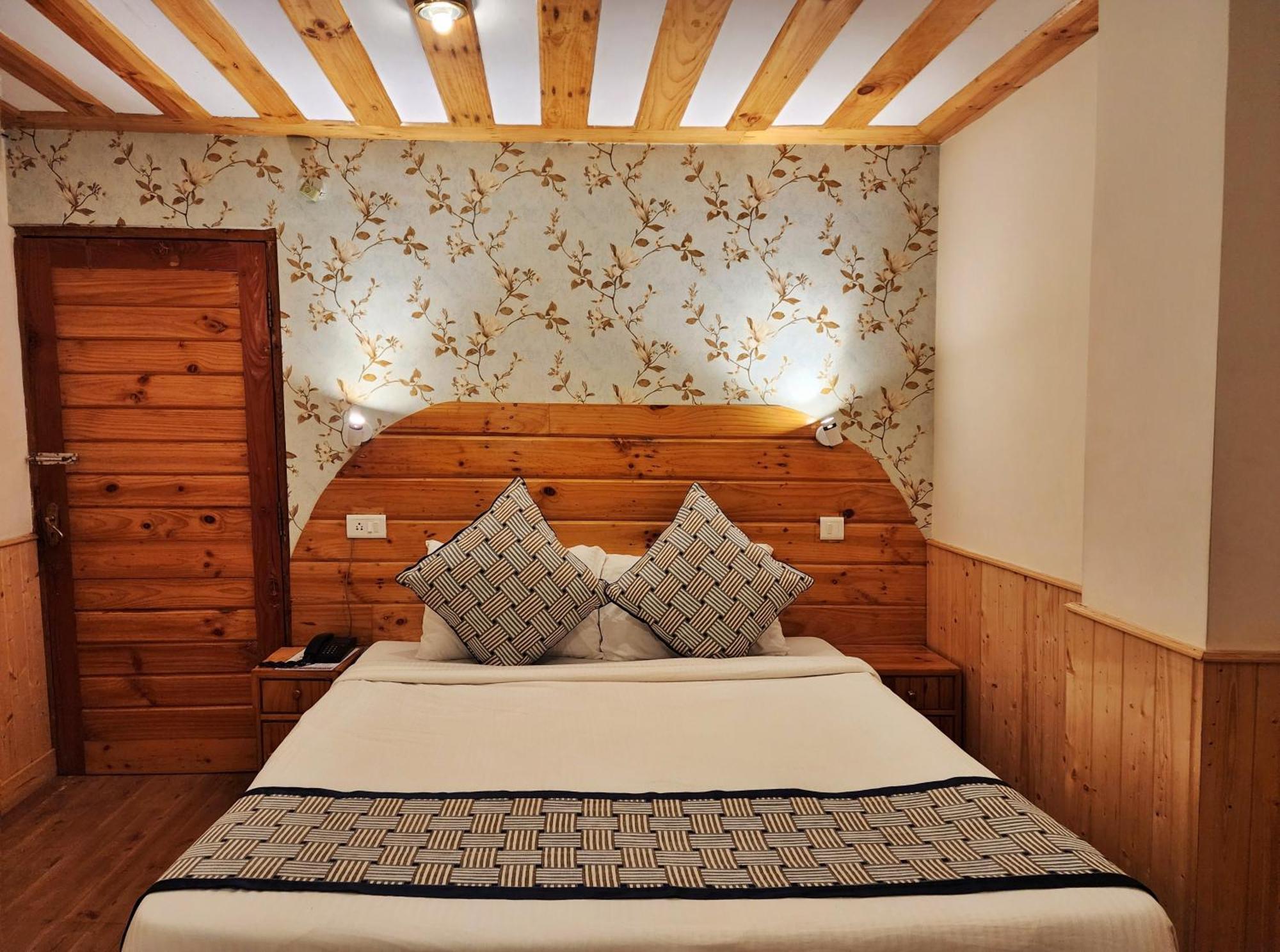 Hotel Pineview Shimla Exteriör bild