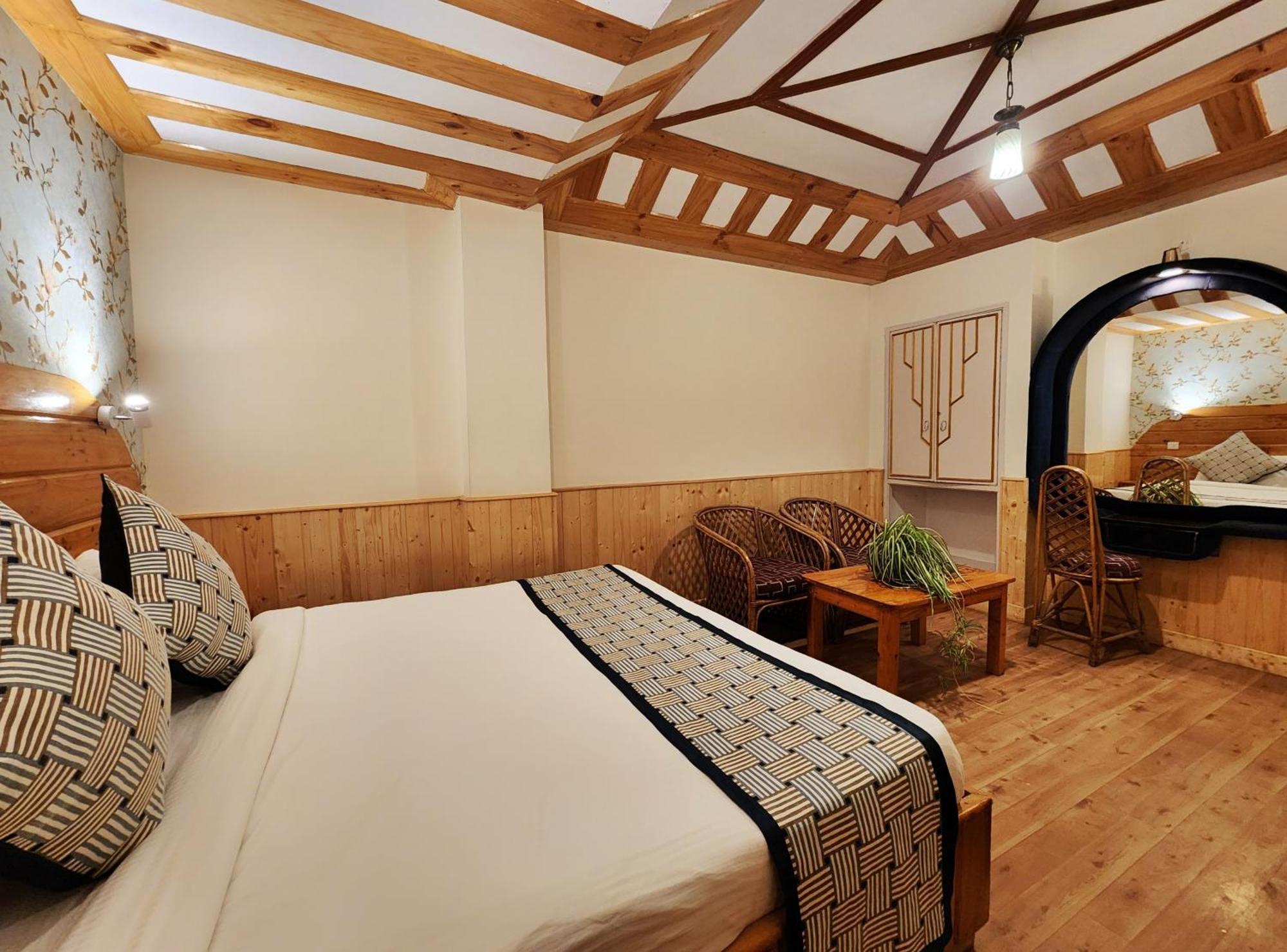 Hotel Pineview Shimla Exteriör bild