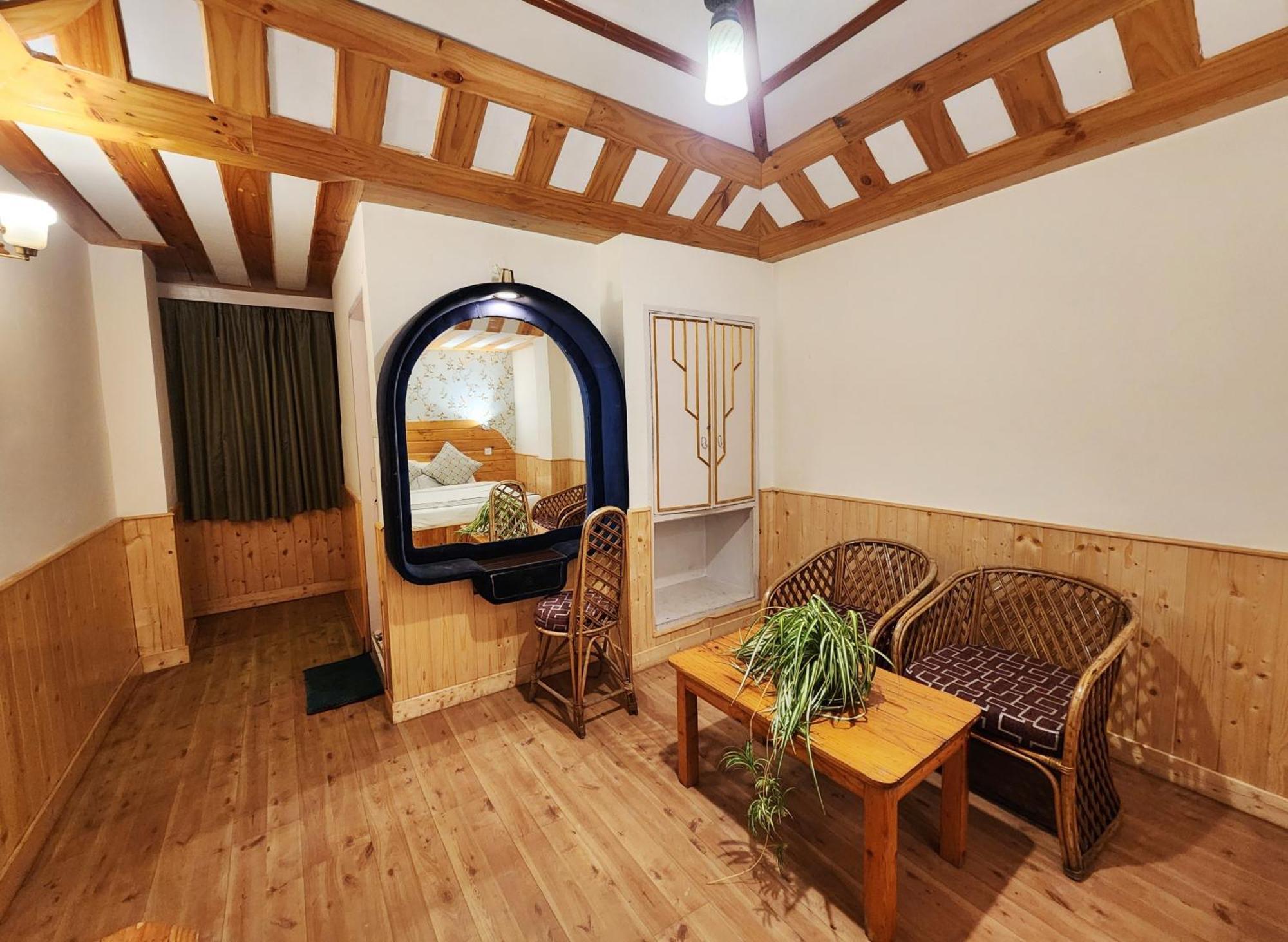 Hotel Pineview Shimla Exteriör bild